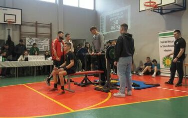 VII MIKOŁAJKOWY TURNIEJ WYCISKANIA SZTANGI LEZĄC 25