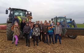 Uczniowie 3 klasy agrobiznesu  podczas mulczowania kukurydzy i wykonywania orki  zimowej 2