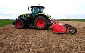 Uczniowie 3 klasy agrobiznesu  podczas mulczowania kukurydzy i wykonywania orki  zimowej 3