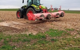 Uczniowie 3 klasy agrobiznesu  podczas mulczowania kukurydzy i wykonywania orki  zimowej 5