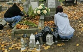 Akcja sprzątania zaniedbanych i opuszczonych grob&oacute;w na cmentarzu 2024  3