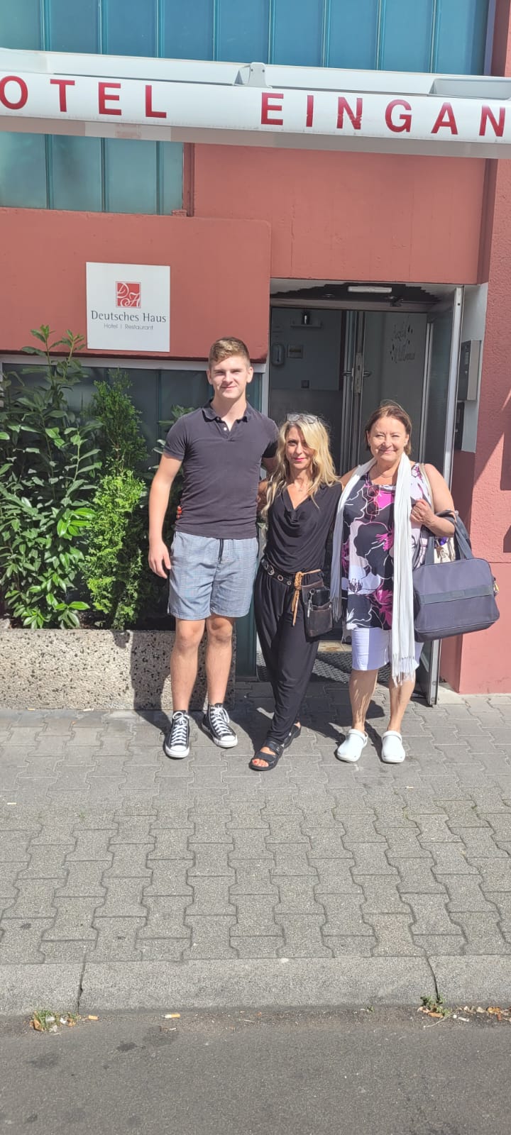 Cz-_Tabak_przed_hotelem