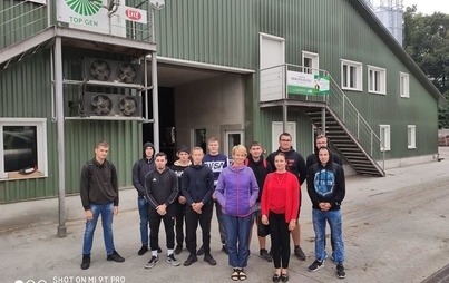 Zdjęcie do Uczniowie klas trzecich Technikum Agrobiznesu z wizytą w gospodarstwie w Ślizowie